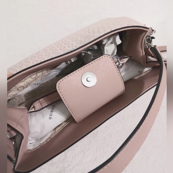 GUESS HAND BAG| GUESS BODIE| GUESS LIGHT ROSE COLOR. - Picture 6 of 7